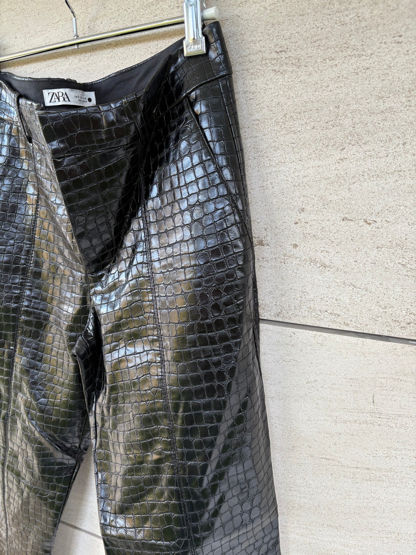 ZARA. Pantalón negro piel troquelada