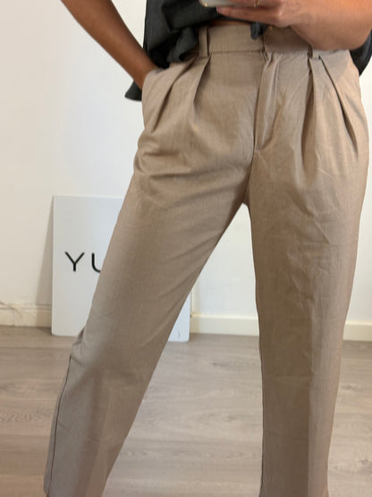 MANGO. Pantalón pinzas beige T.36