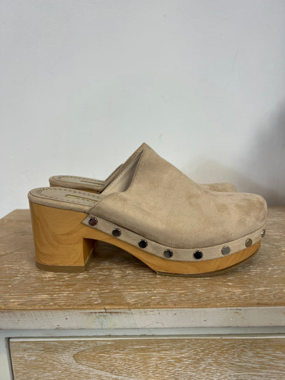 CORINA. Beige heeled clogs. T 36