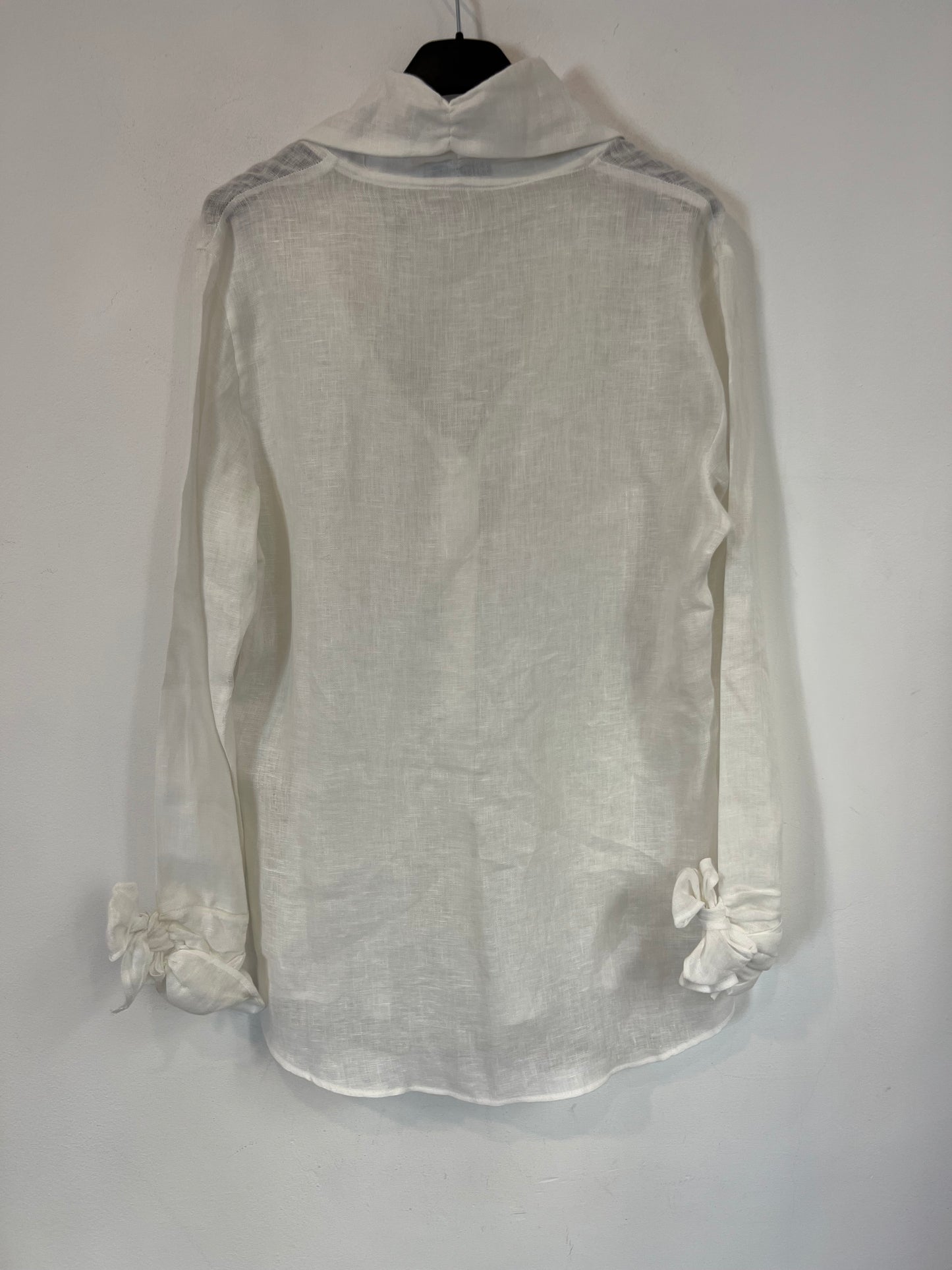 100% Capri. Linen blouse with neck and sleeve detail. TL