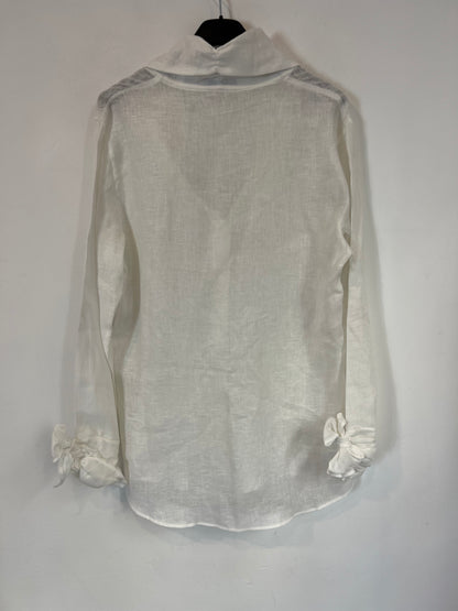 100% Capri. Linen blouse with neck and sleeve detail. TL