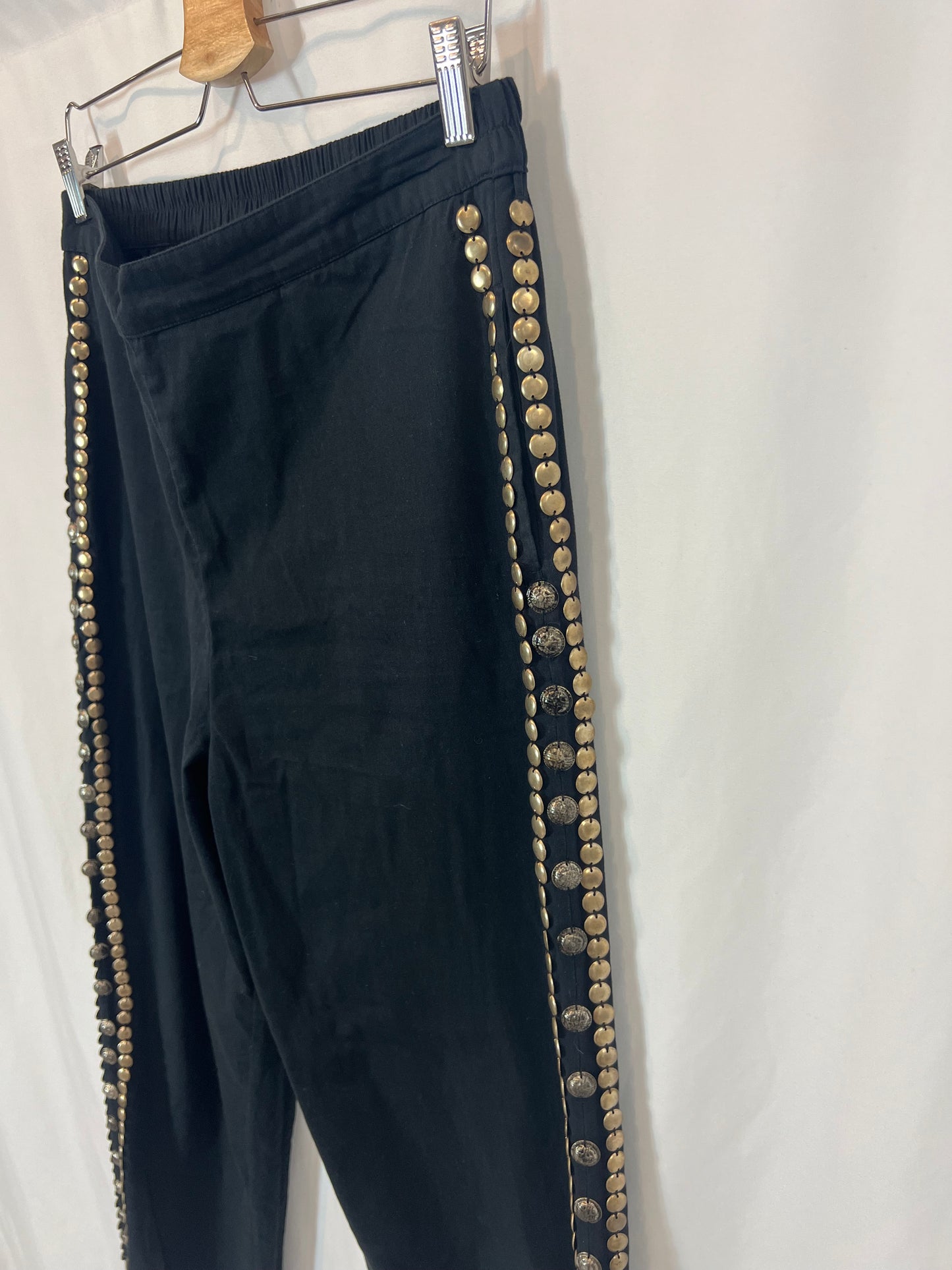 MES DEMOISELLES. Black trousers with stud detail. Size 40