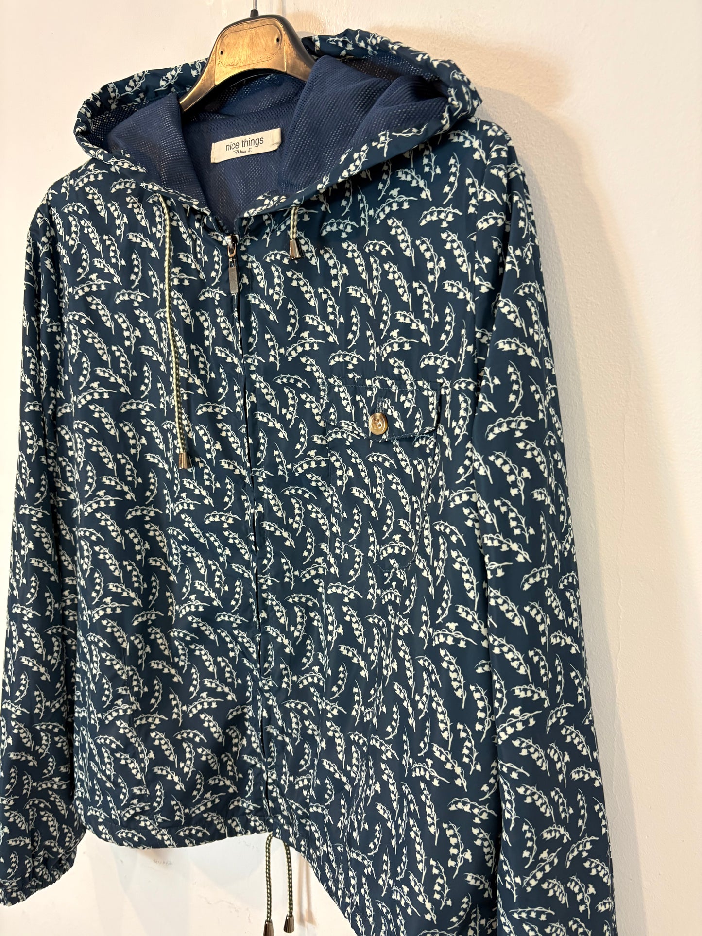 NICE THINGS .Chubasquero verde estampado