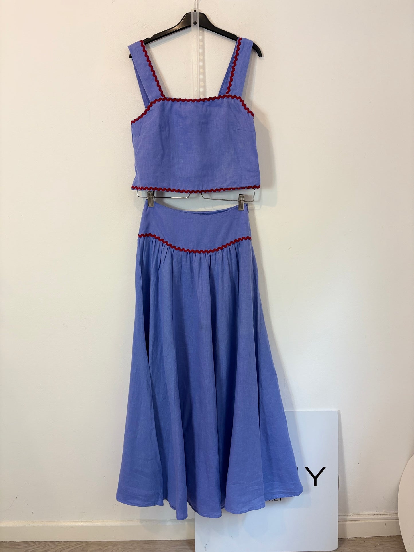 VOLANDA. Total look top y falda lino morado