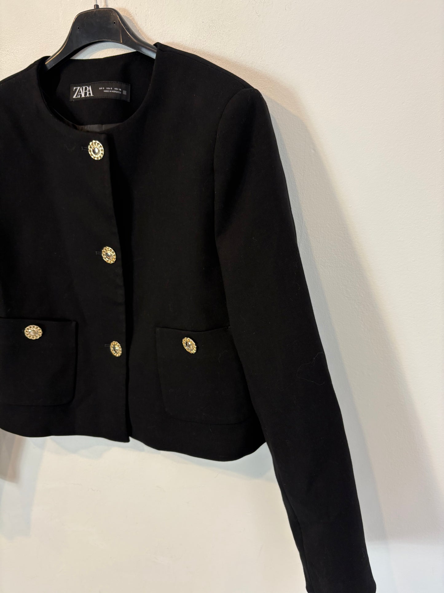 ZARA. Chaqueta negra botones dorados
