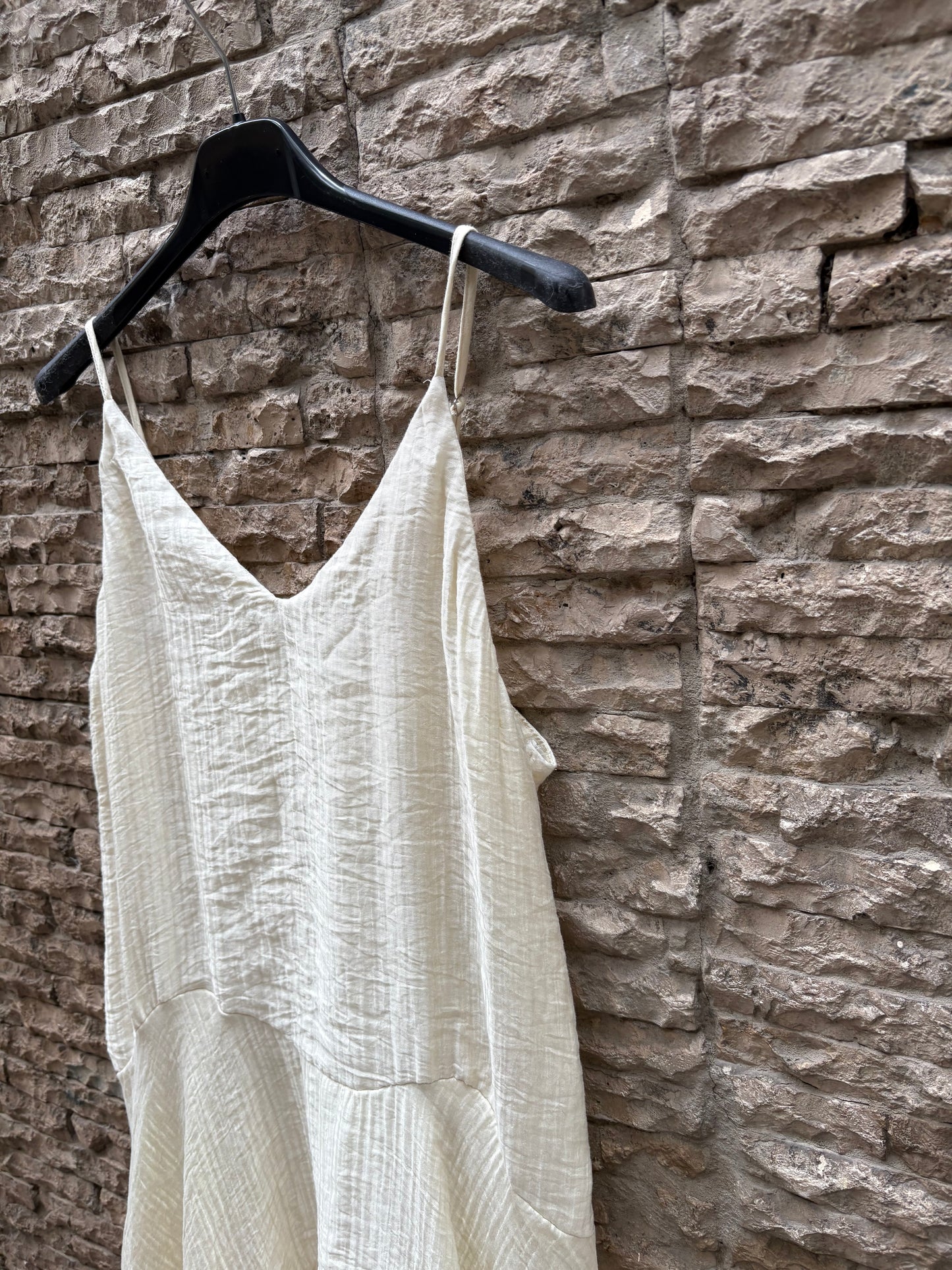 Vestido fluido de tirantes con borlas