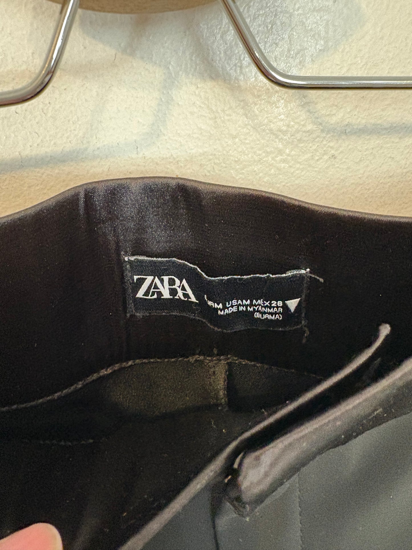ZARA. Pantalón negro elástico cintura satinada