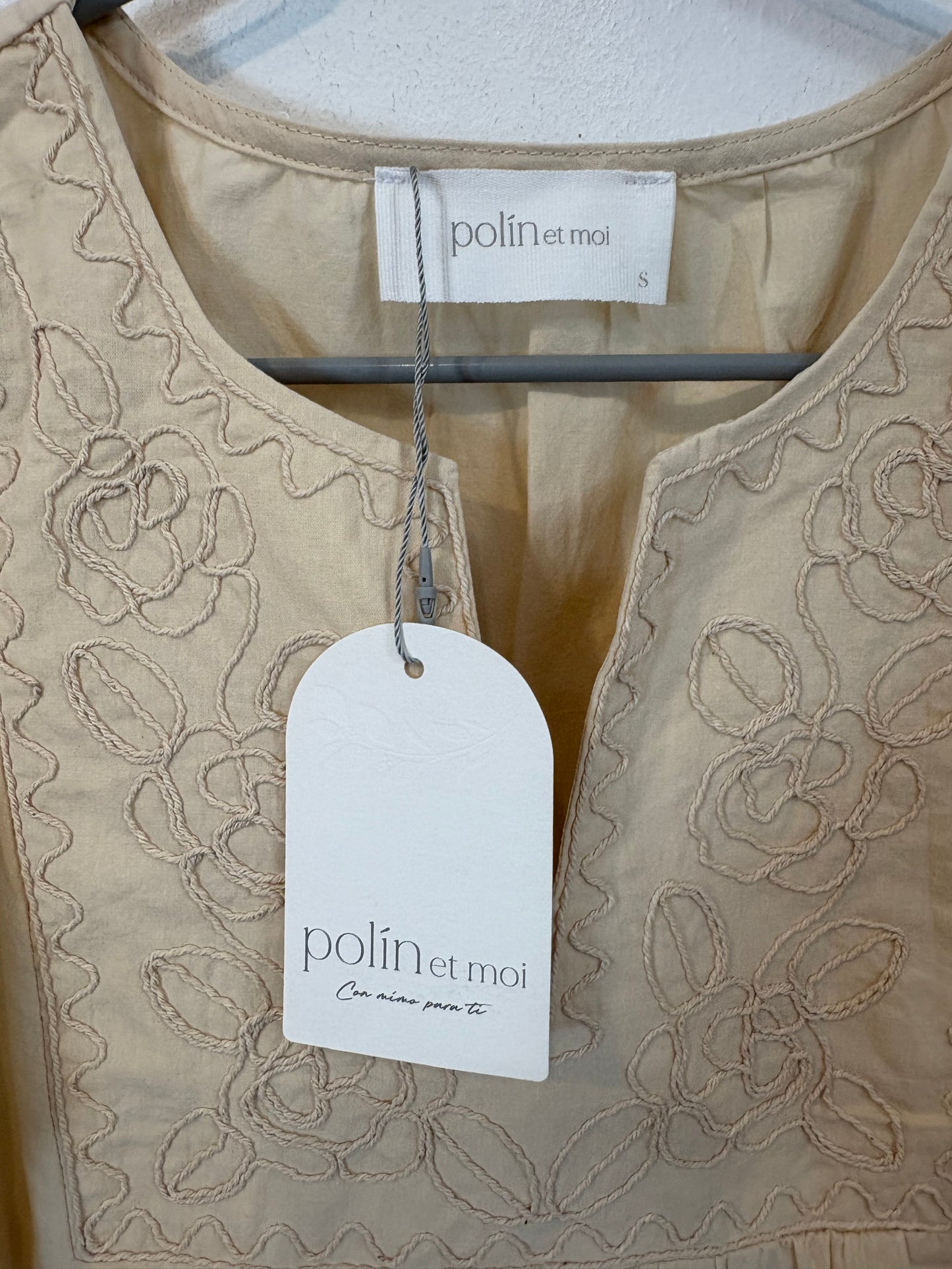 POLIN ET MOI. Blusa beige bordada