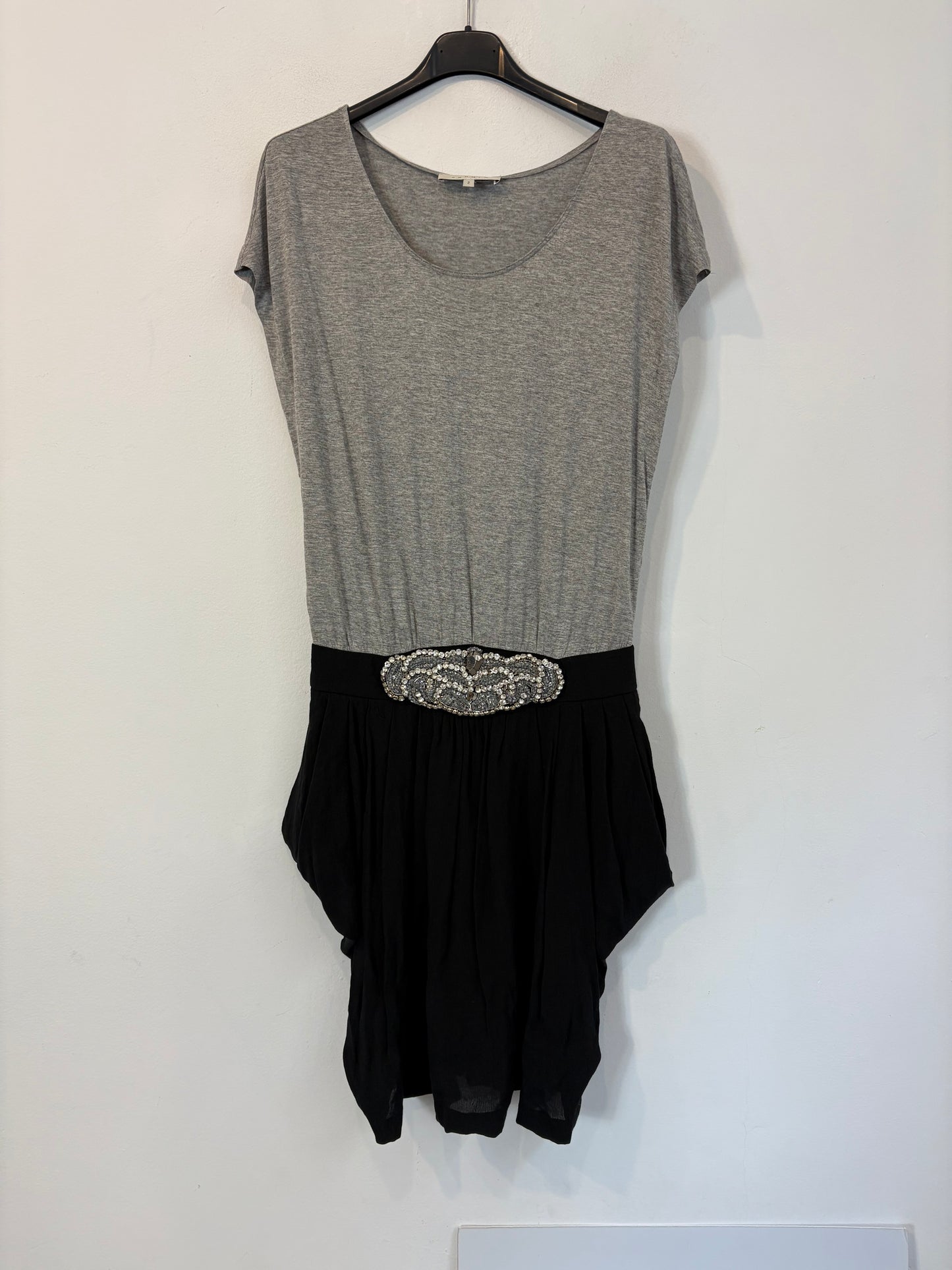 SANDRO. Vestido doble textura detalle joya