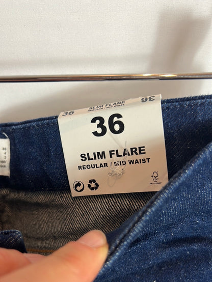 MANGO. Denim ligeramente acampanado. T 36