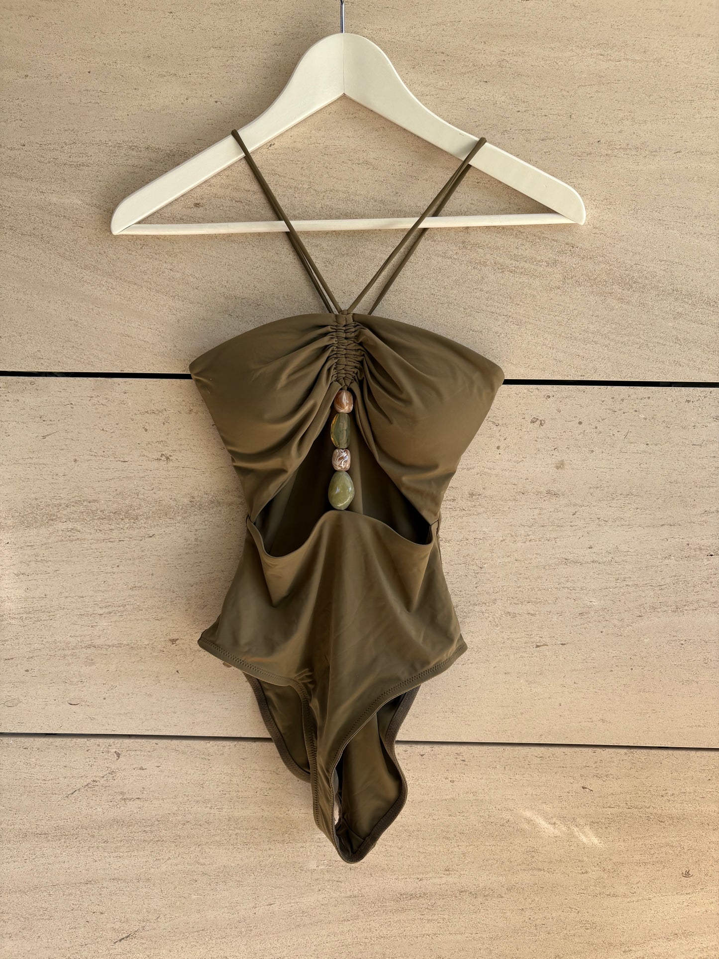 MASSIMO DUTTI.  Bañador verde aberturas y abalorios