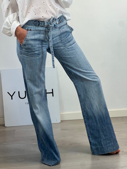 CITIZENS OF HUMANITY. Denim ligeramente acampanado