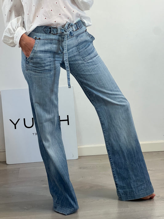 CITIZENS OF HUMANITY. Denim ligeramente acampanado