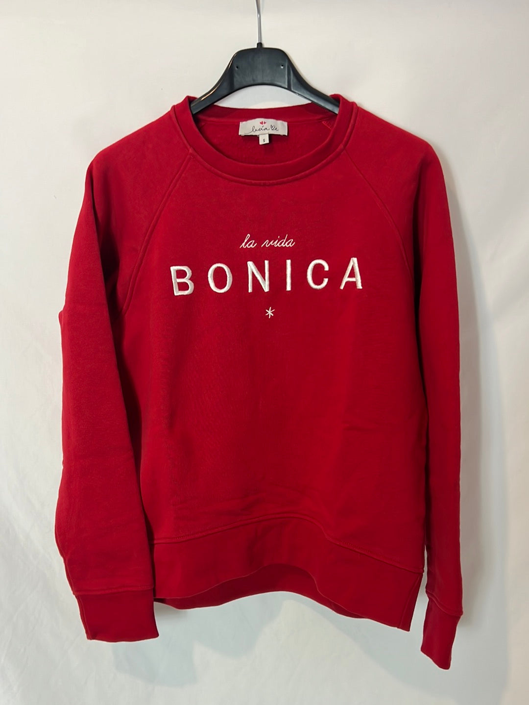 LUCIA BE. Sudadera roja slogan. T S