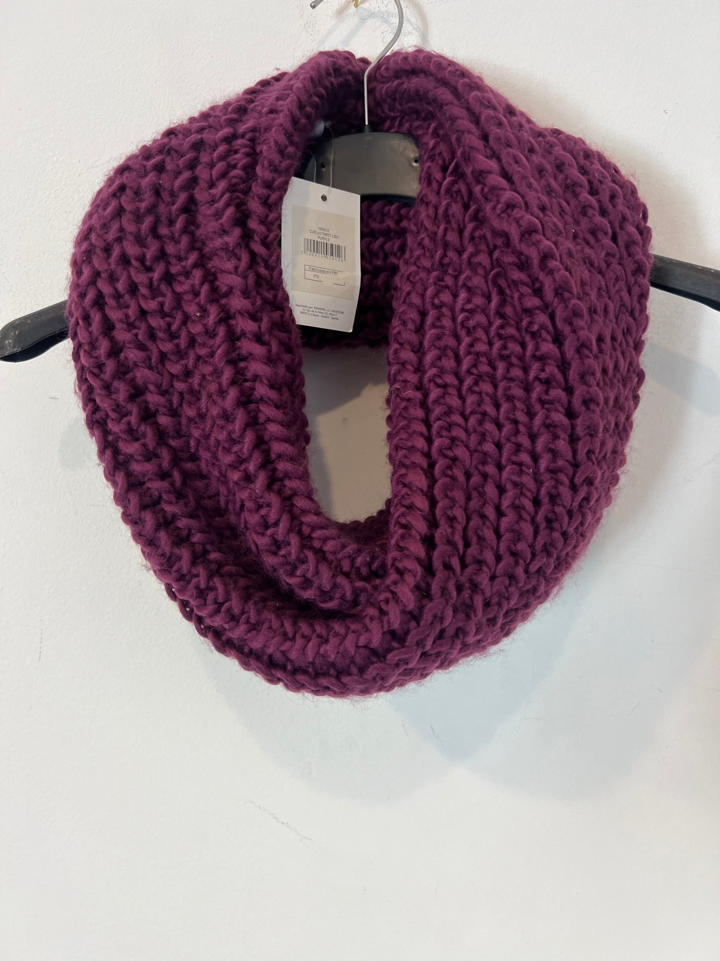 NATURA. Burgundy knit collar