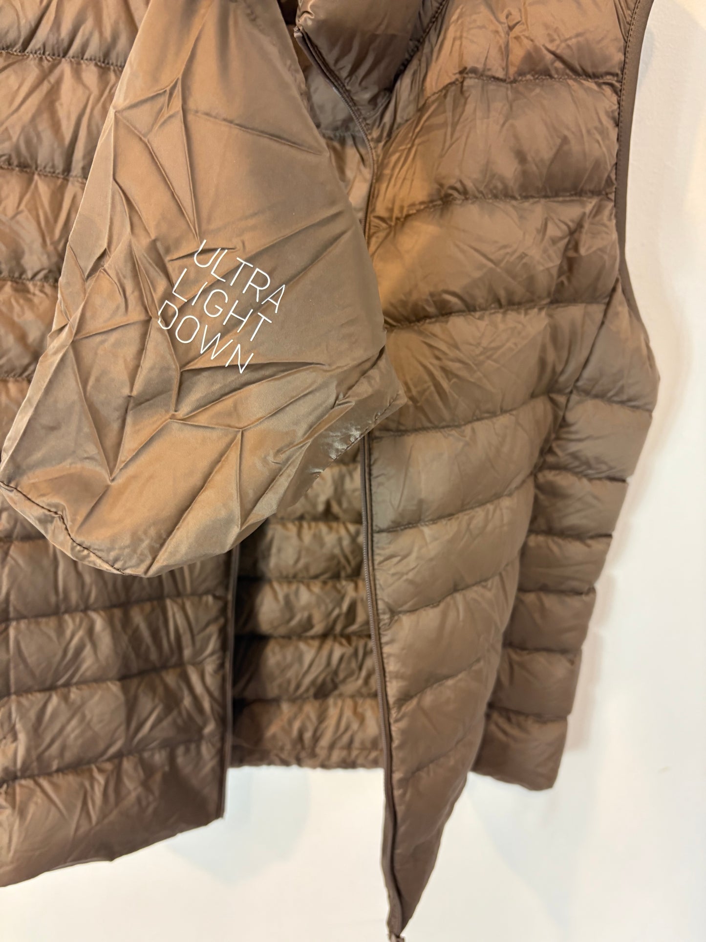 UNIQLO. Plumas sin mangas ligero marrón claro