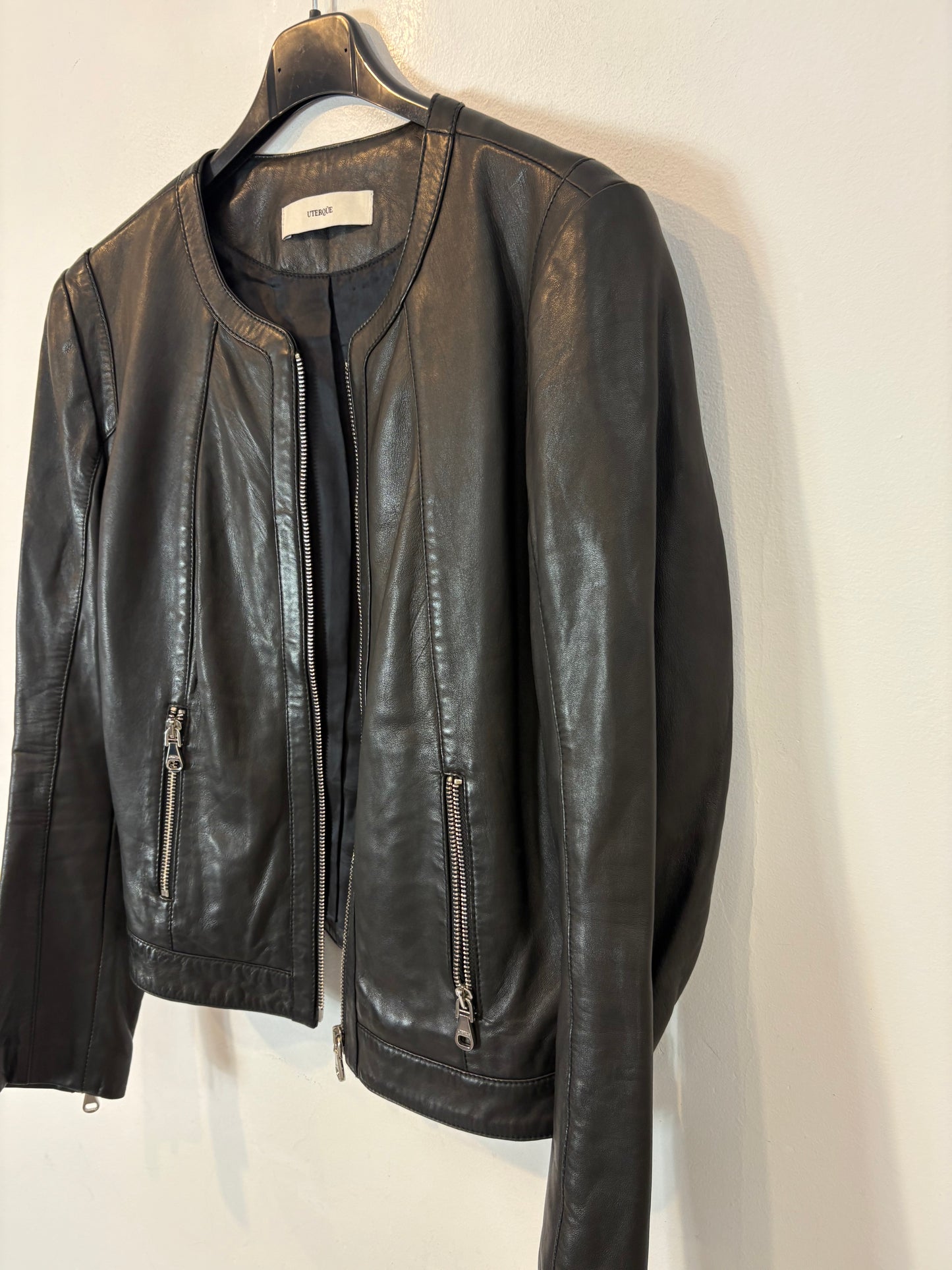 UTERQÜE. Chaqueta negra piel