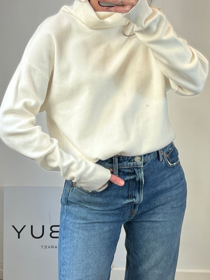 OTHERS. White turtleneck sweater. TL