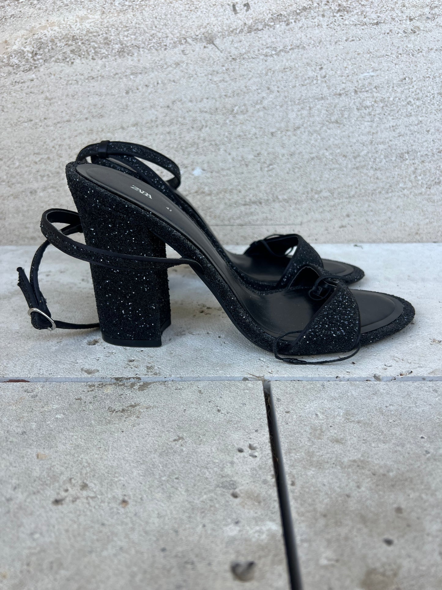 ZARA. Sandalias negras purpurina. T 41