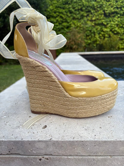 RED VALENTINO. Cuña esparto charol vainilla. T 38.5