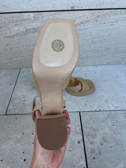 UNISA. Sandalia textura beige. T 40