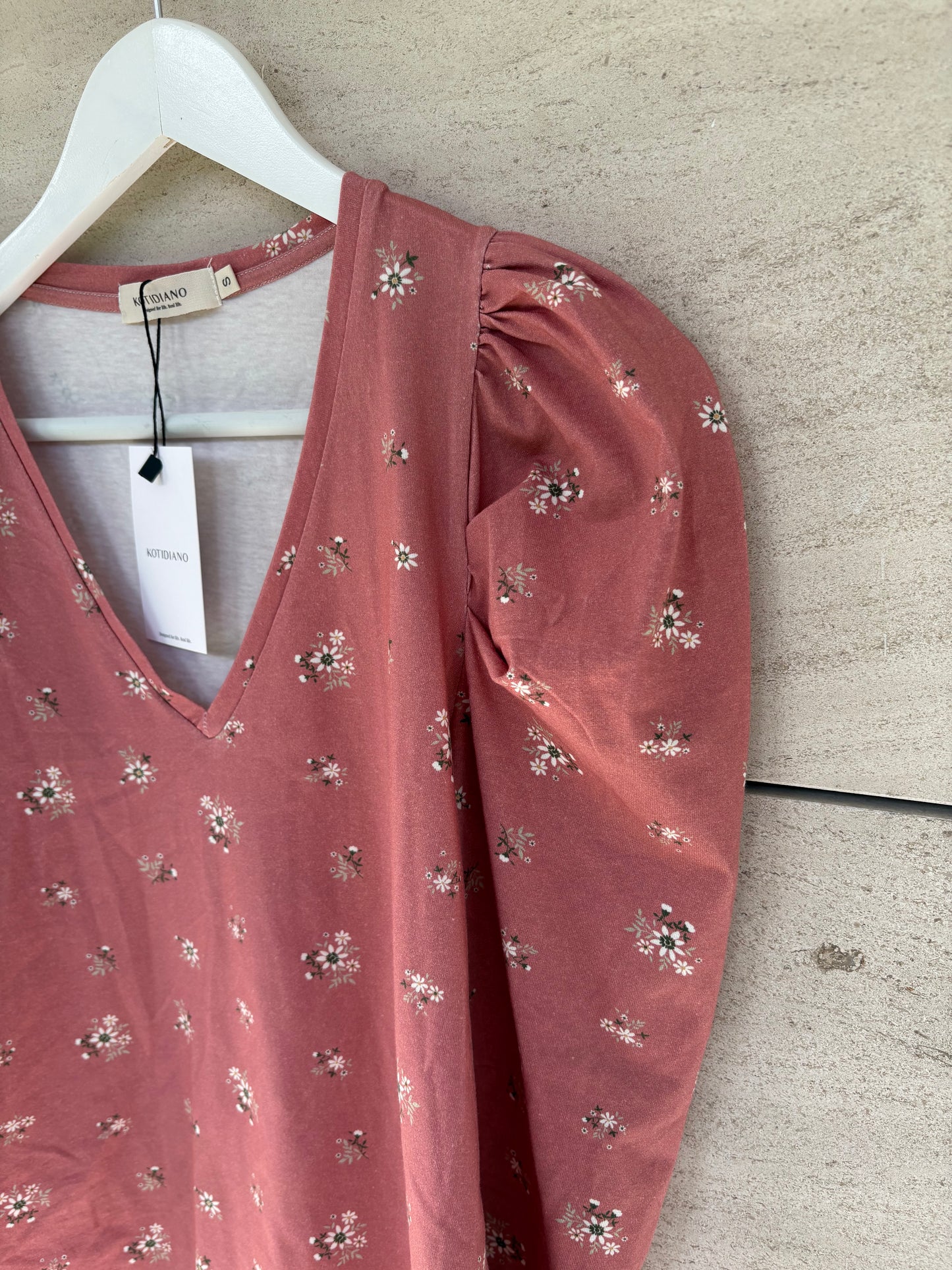 KOTIDINAO. Camiseta flores detalle hombro