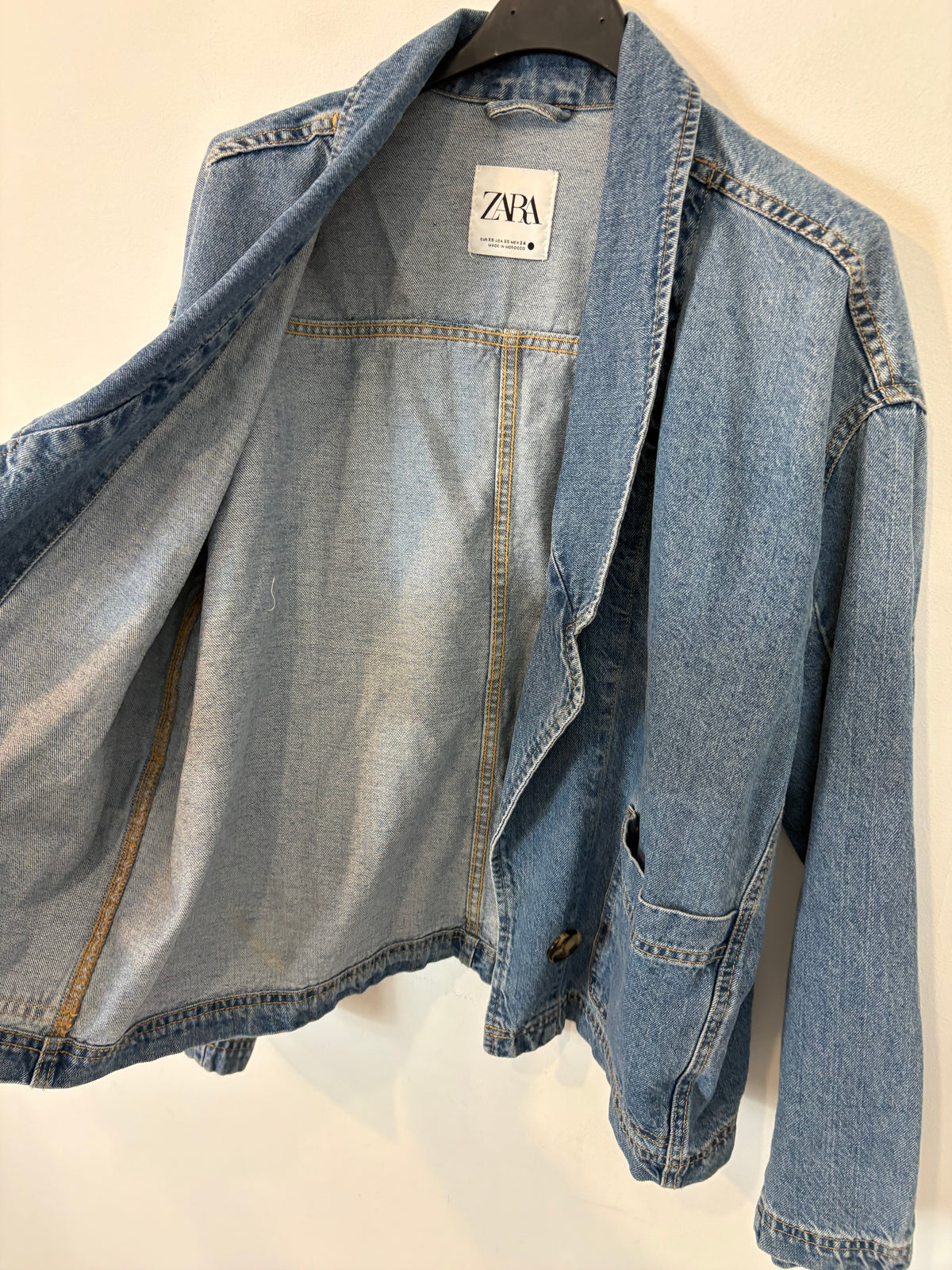 ZARA. Cazadora denim abotonada