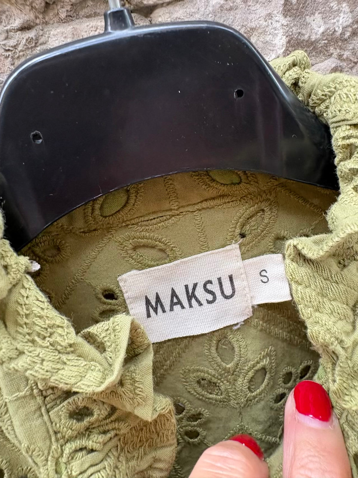MAKSU. Blusa verde troquelada
