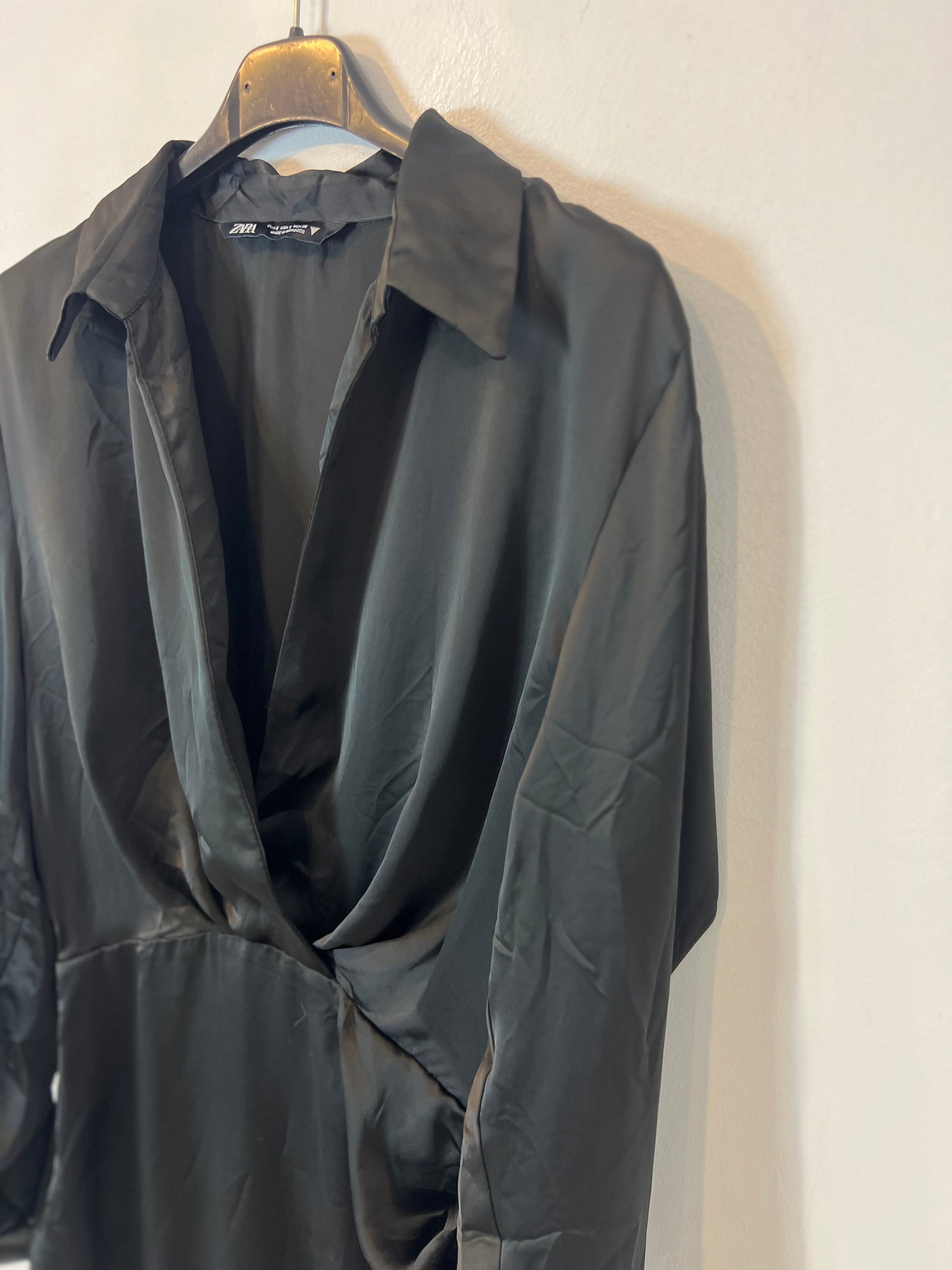 ZARA. Vestido negro satinado  T.s