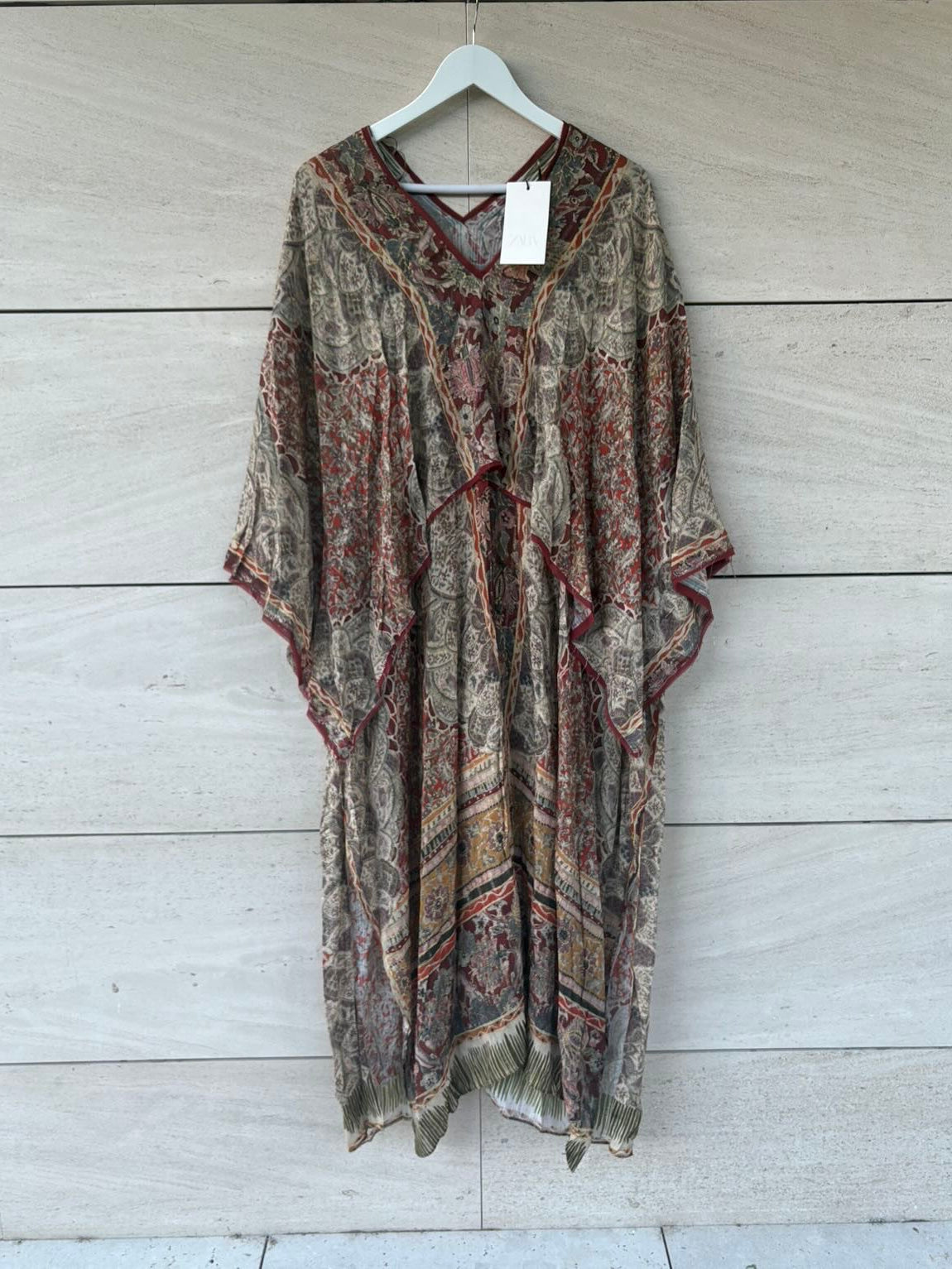 ZARA. Vestido estampado estilo kaftán