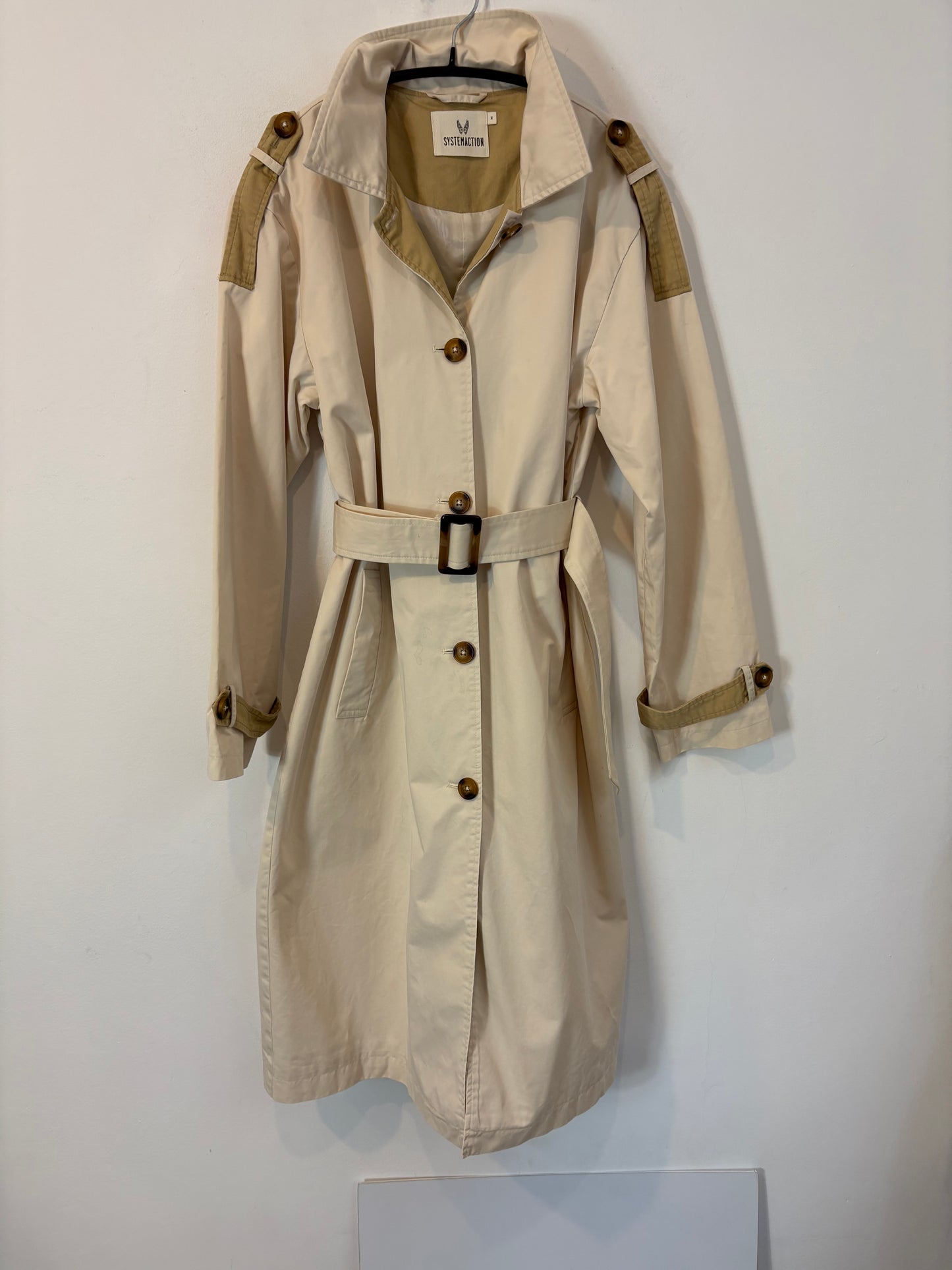 SYSTEMACTION. Gabardina beige cinturón