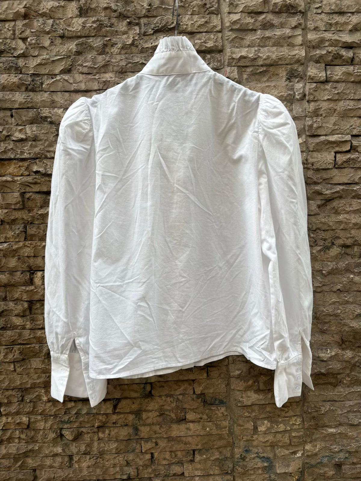 DELUEM. Camisa blanca detalle cuello
