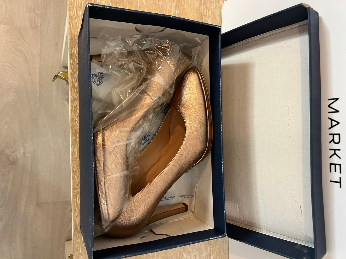 PEDRO MIRALLES. Zapatos de tacón dorados. T 39