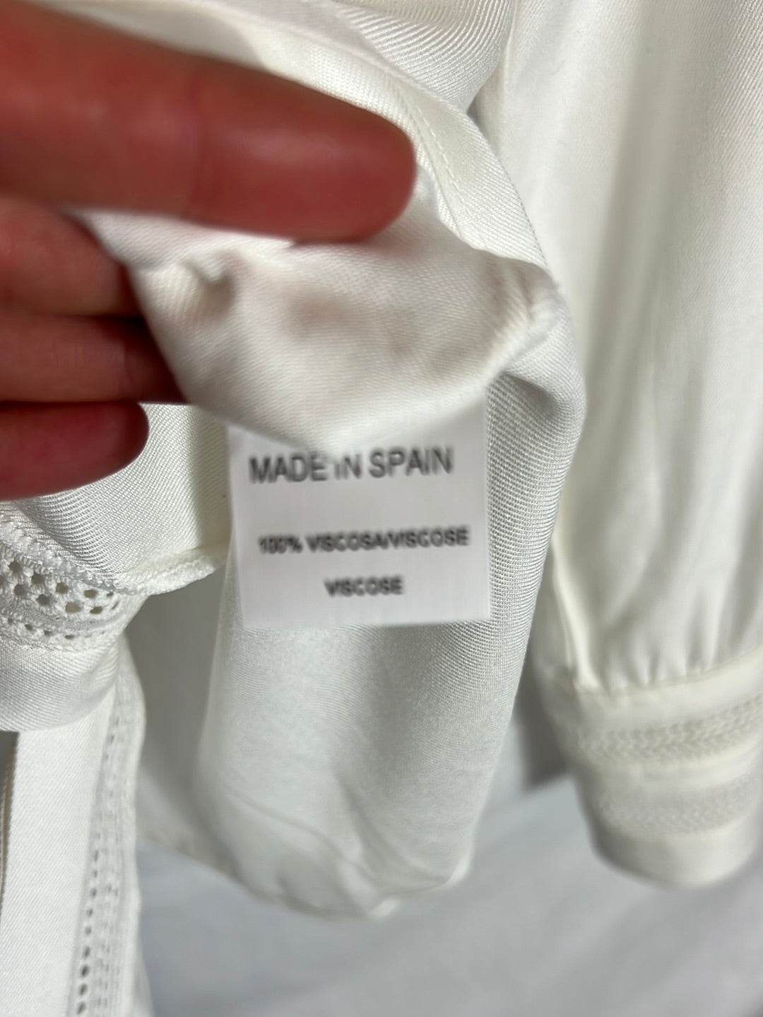 TINTA. Blusa blanca troquelada. T 38