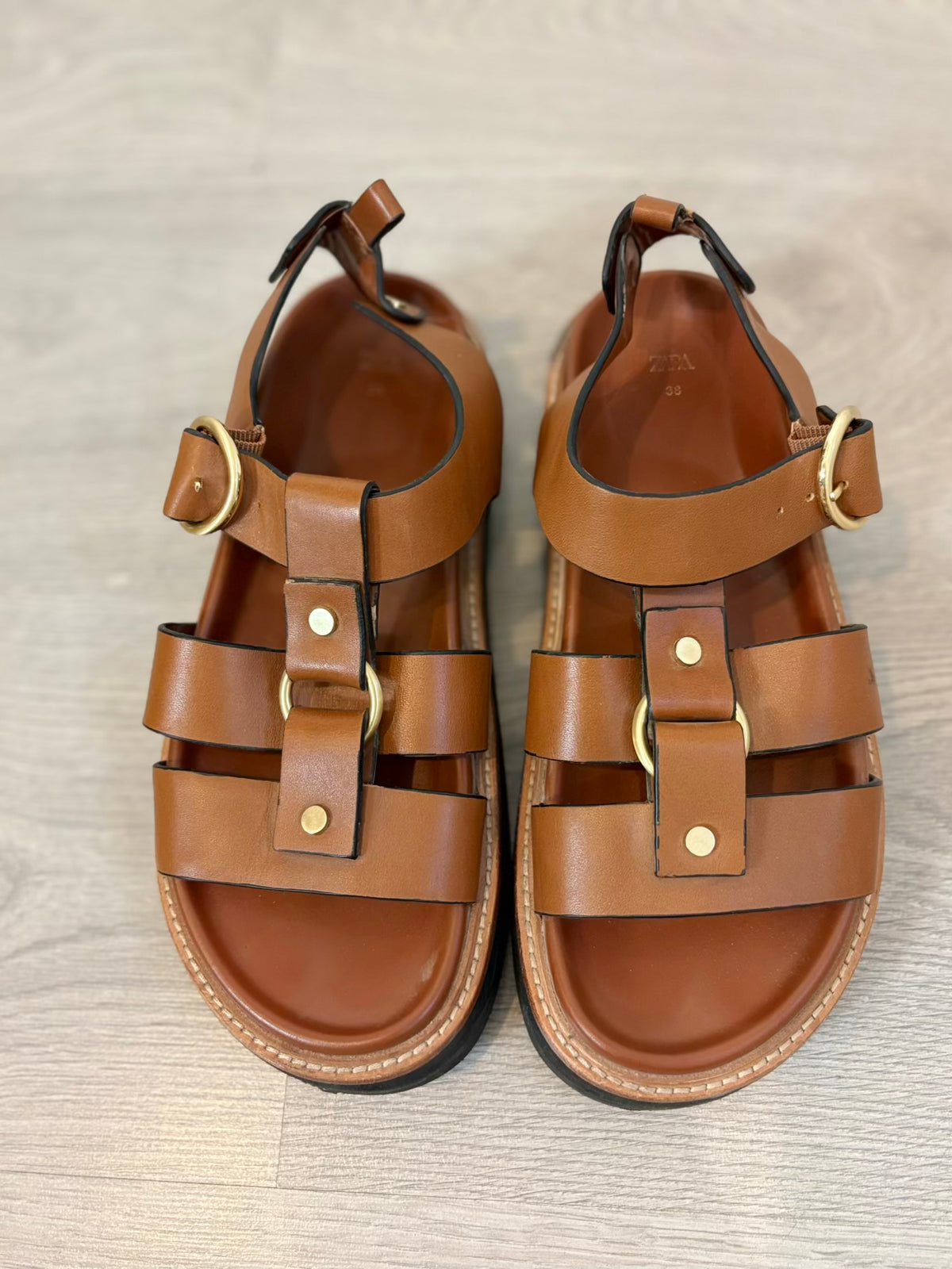 ZARA. Sandalia plana piel hebilla. T 38