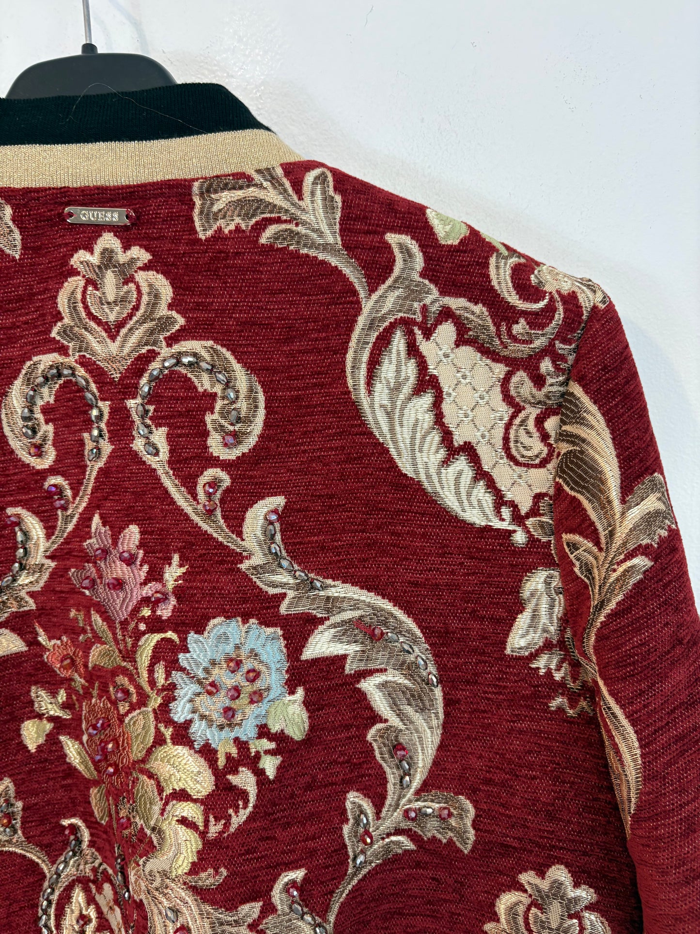 GUESS. Chaqueta burdeos detalles. T S