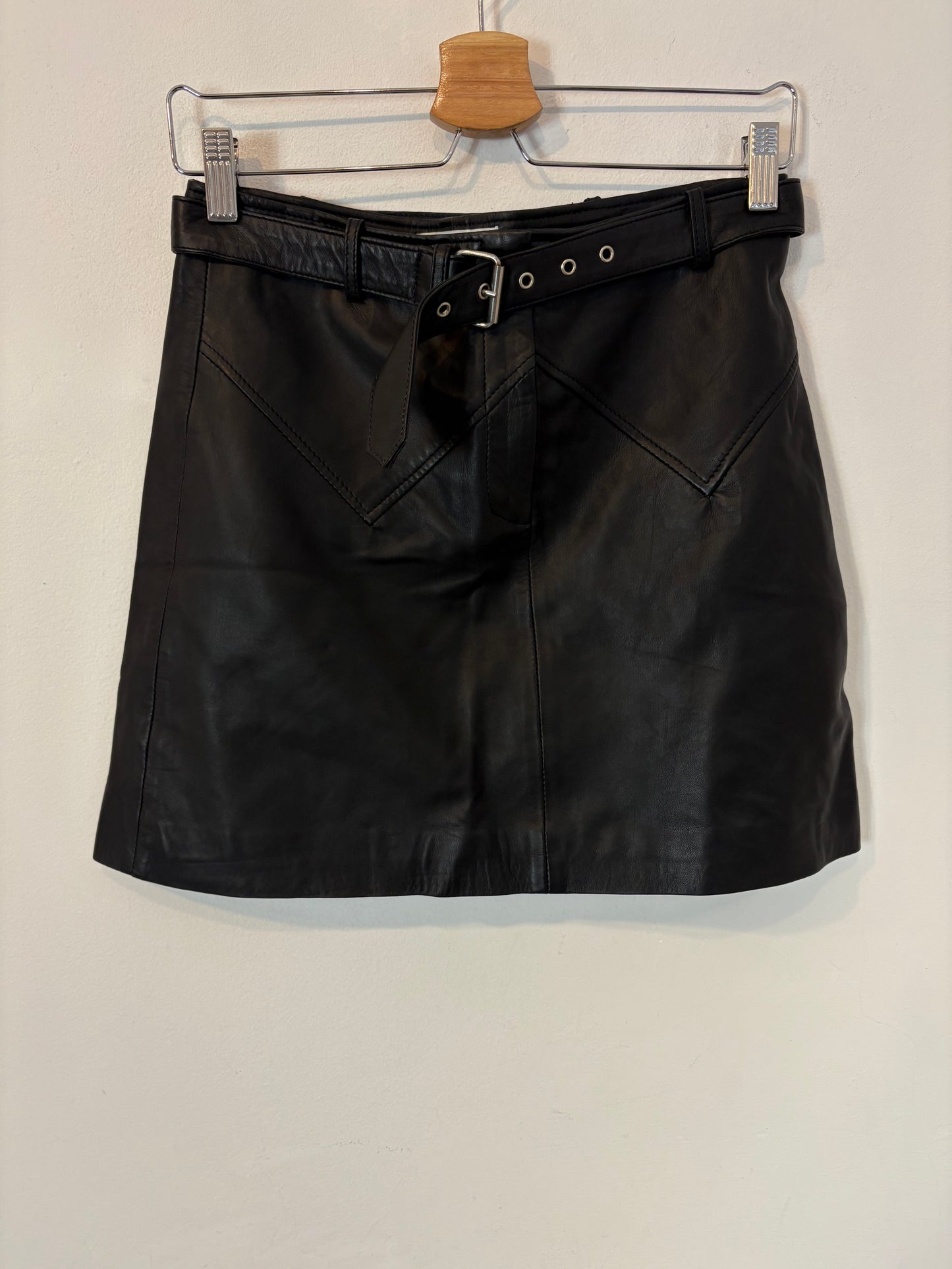 SCALPERS. Falda corta piel