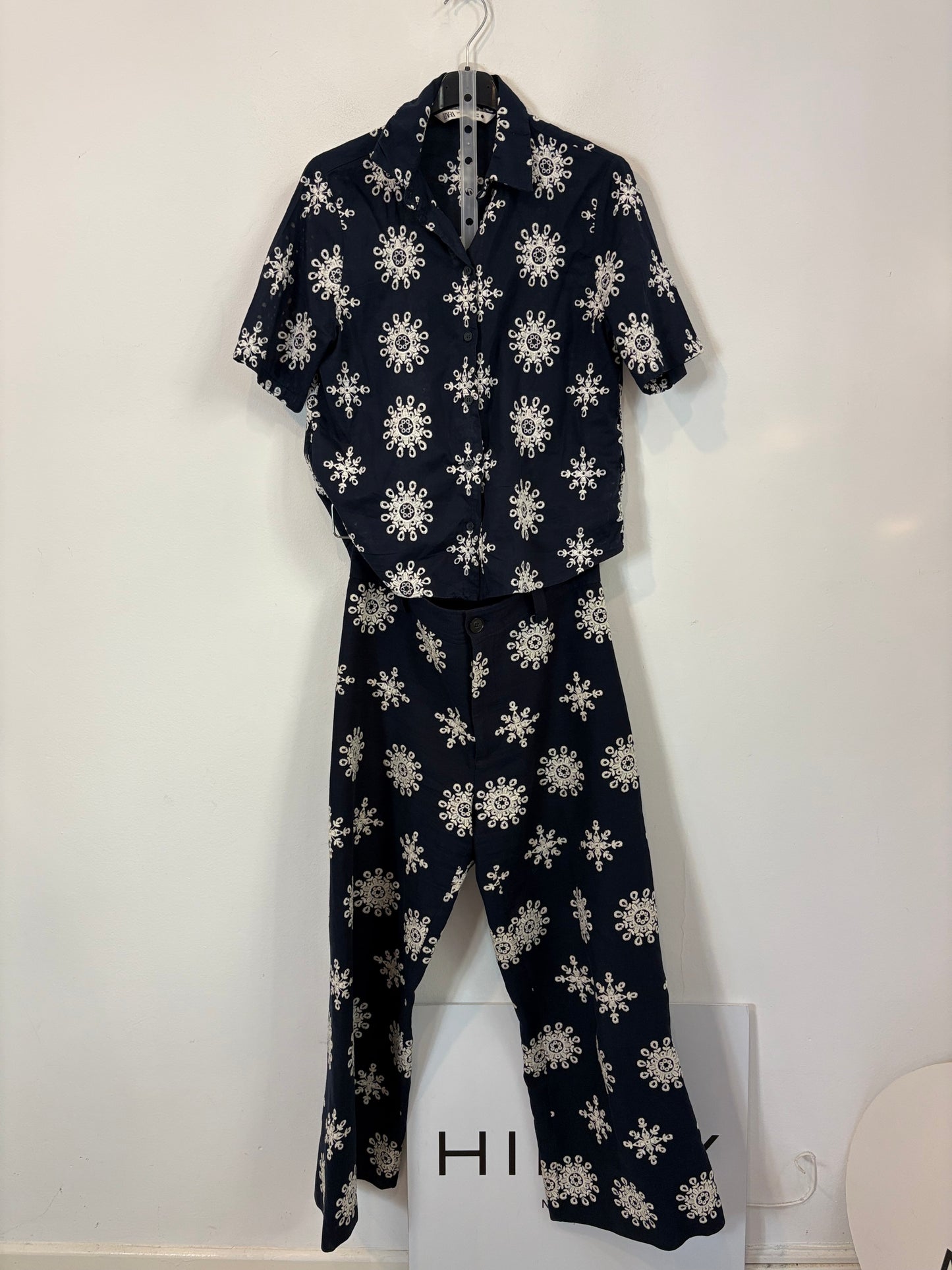 ZARA. Total look azul bordados con lino