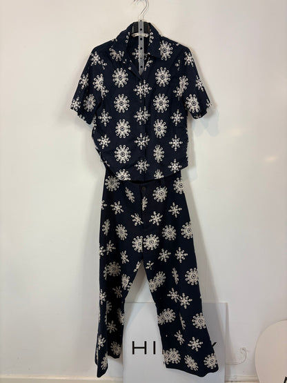 ZARA. Total look azul bordados con lino