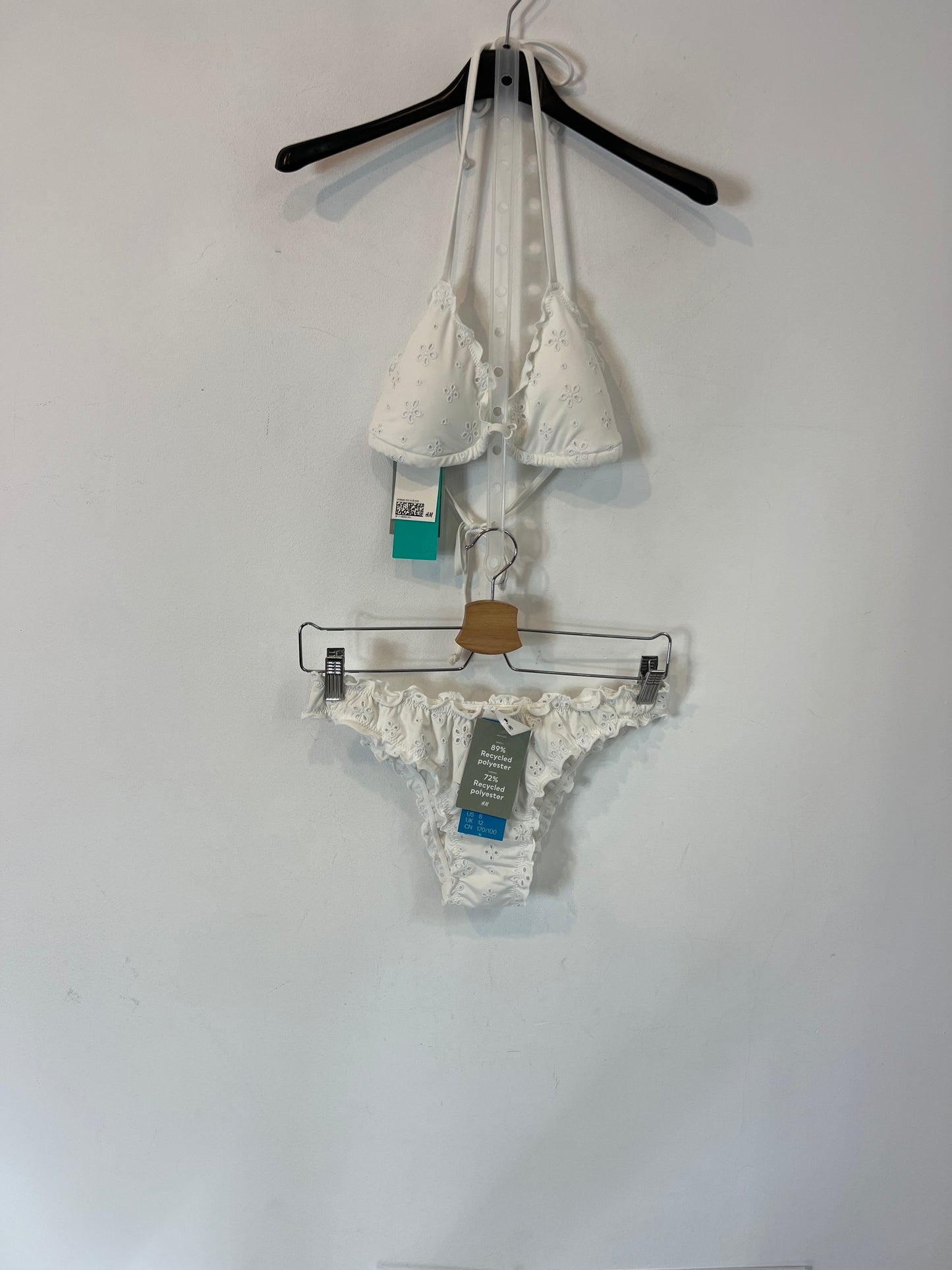 H&M. Bikini blanco troquelado. T 38/40