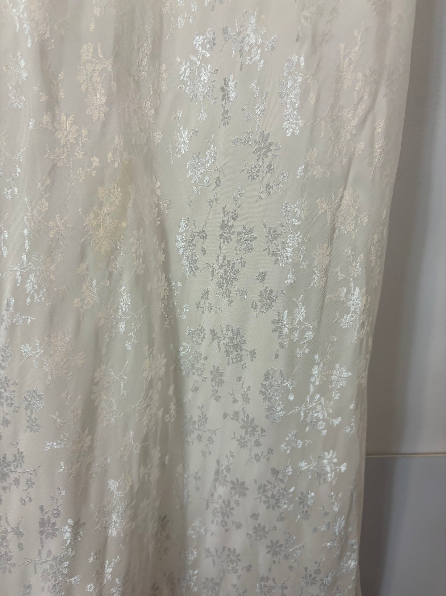 ZARA. Vestido largo blanco detalles satinados