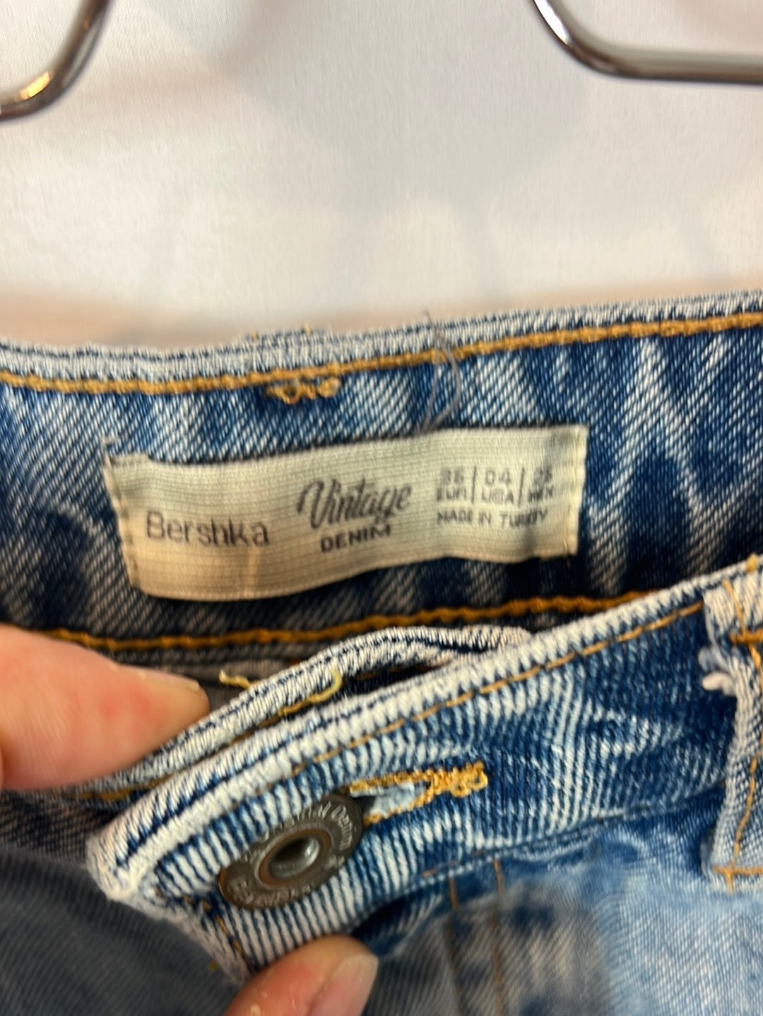 BERSHKA. Pantalón corto denim  abotonadoT.36