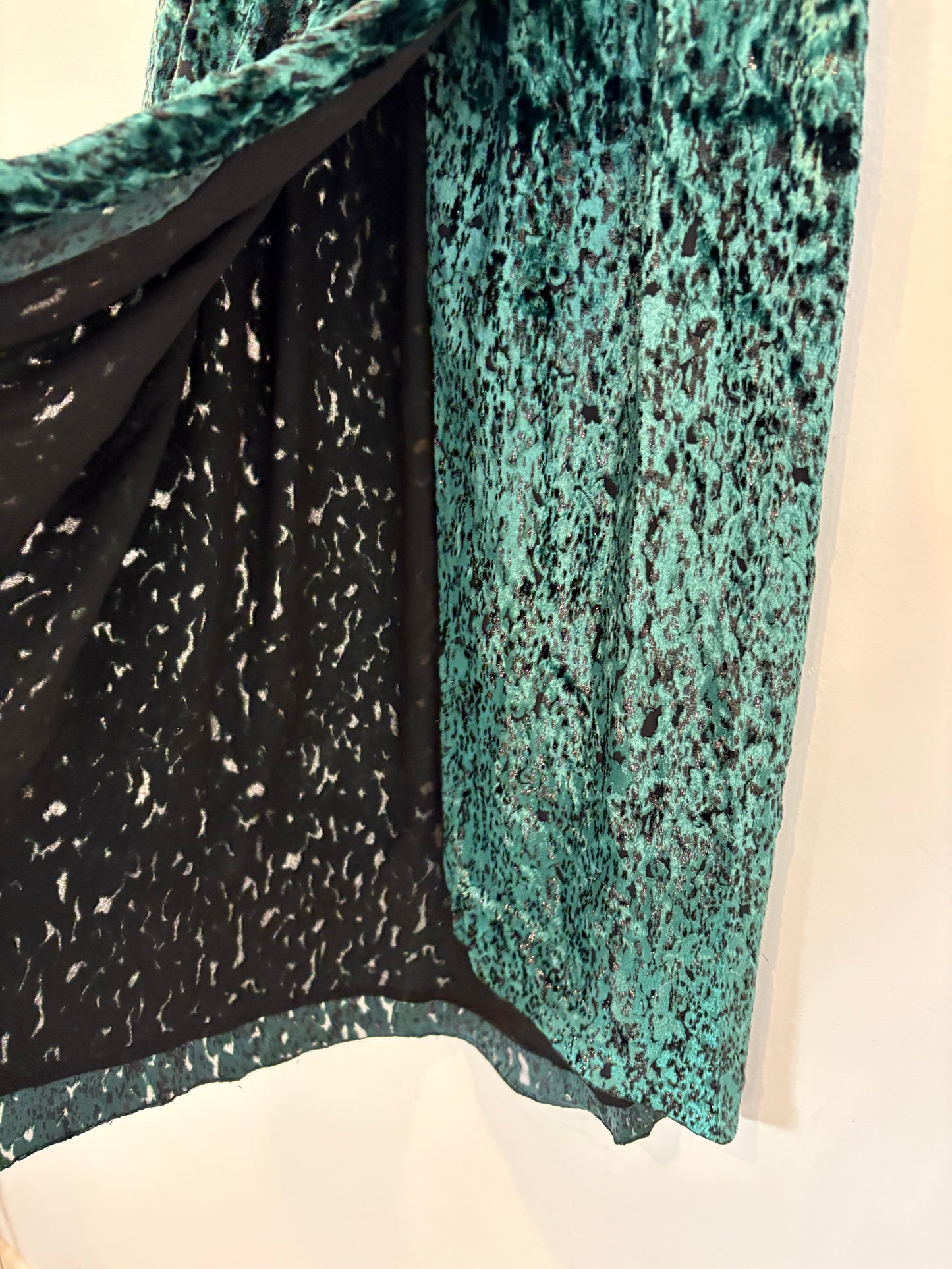 MASSCOB. Falda verde terciopelo asimétrica