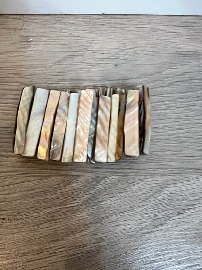 OTHERS. Mother-of-pearl bracelet