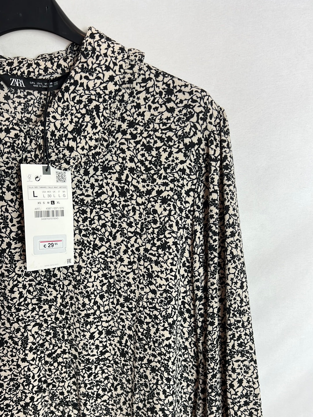 ZARA. Vestido beige flores negras. T L