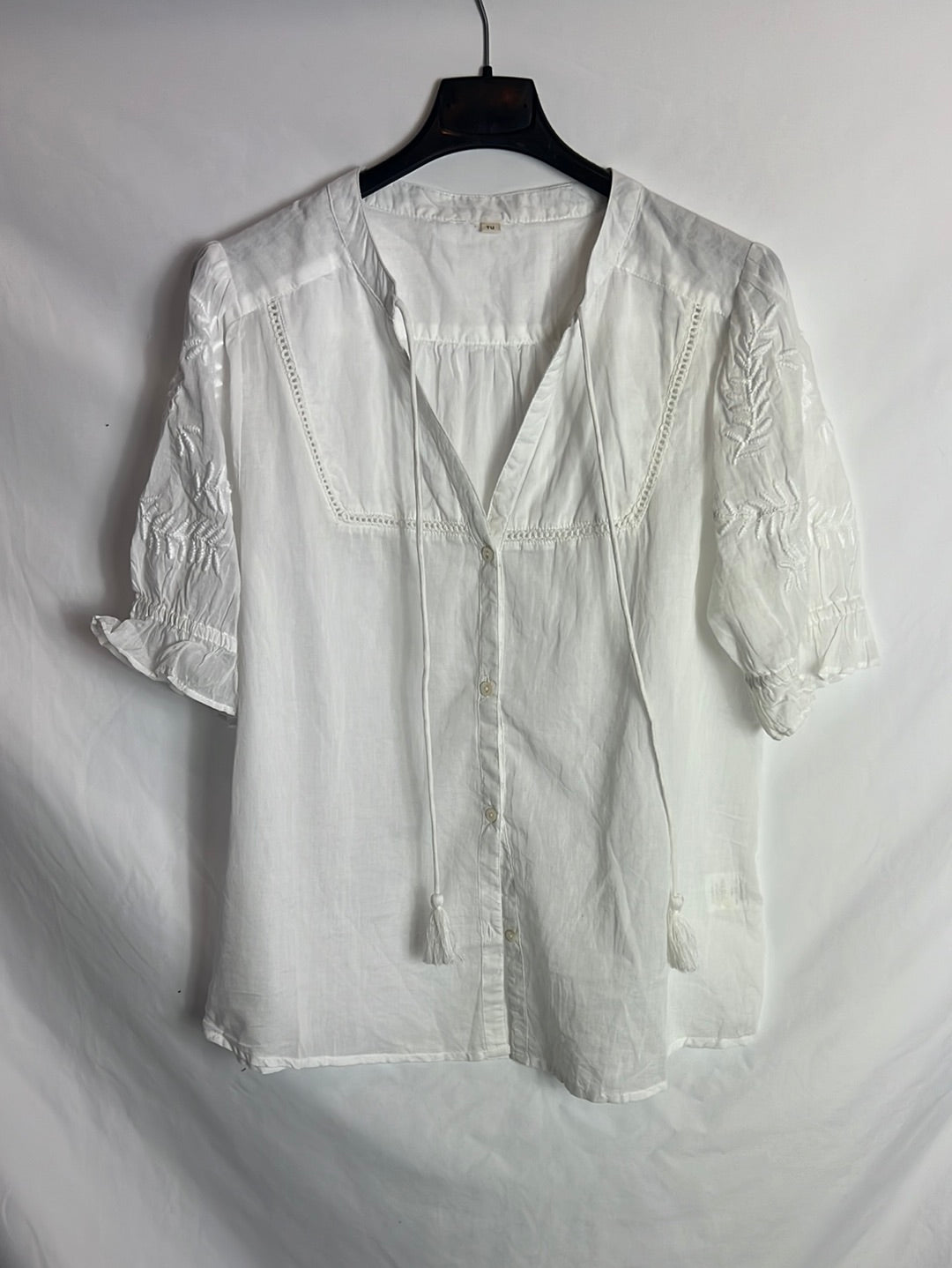 OTHER. Short-sleeved blouse with embroidered details. TM/L