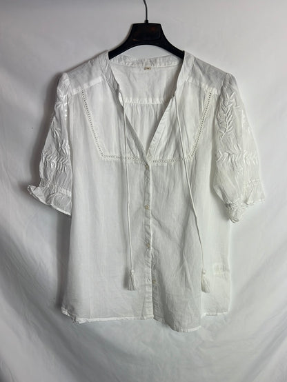 OTHER. Short-sleeved blouse with embroidered details. TM/L