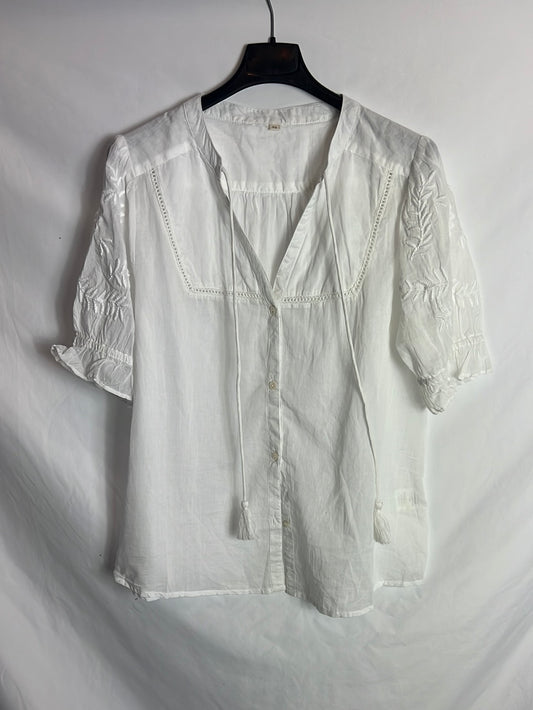 OTHER. Short-sleeved blouse with embroidered details. TM/L