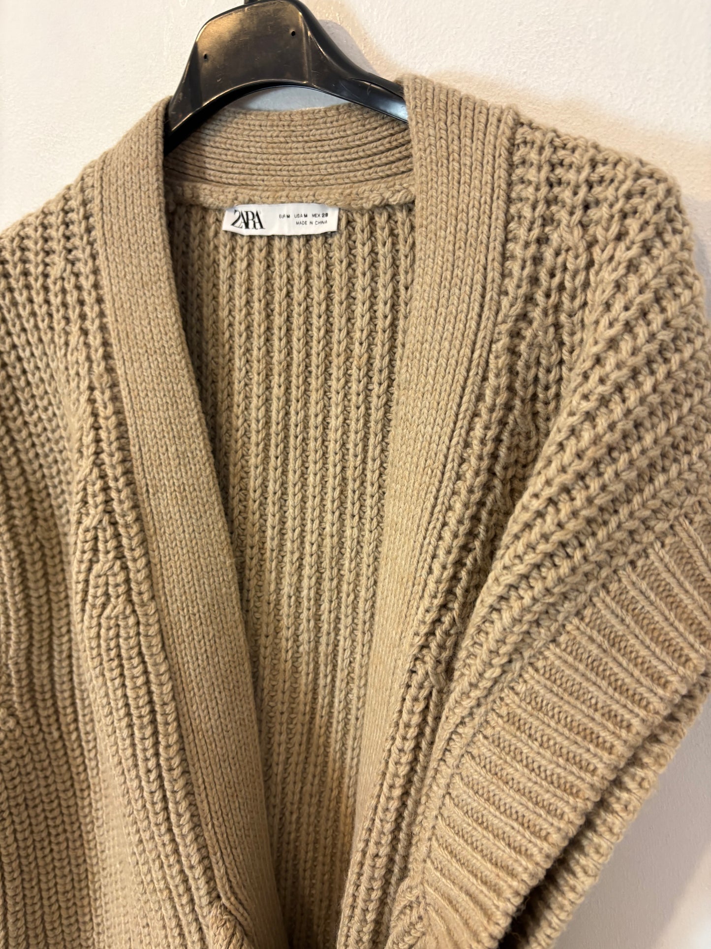 ZARA. Chaleco punto beige tostado