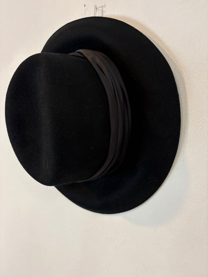 UTERQÜE. Sombrero negro lana lazo raso